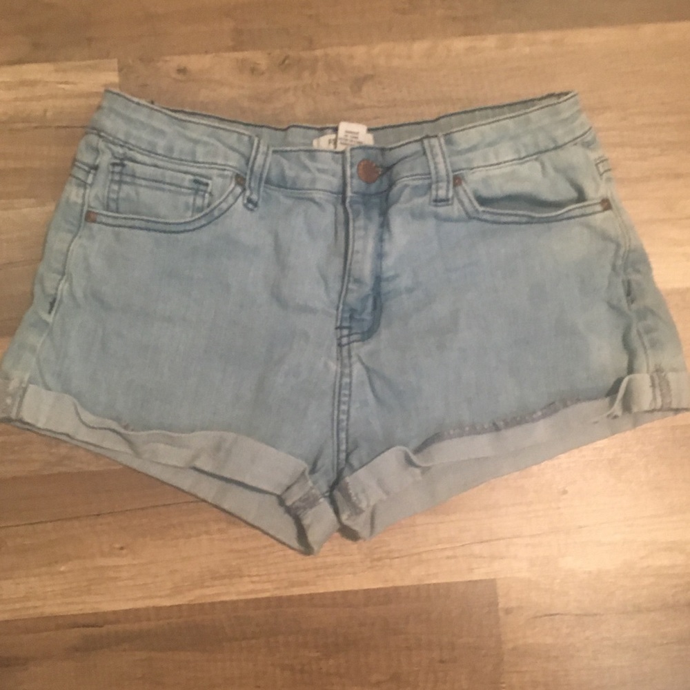 Forever 21 Distressed Denim Short shorts. Size 27